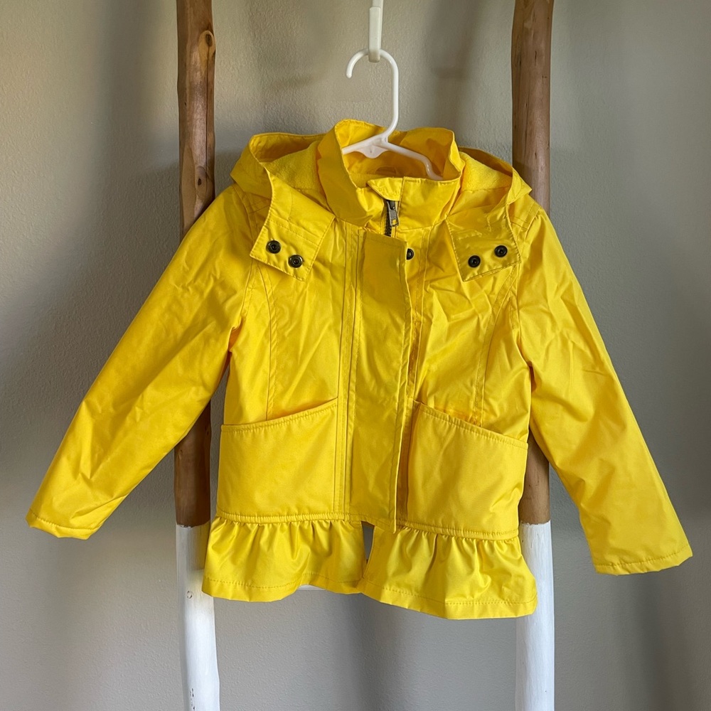 Beautiful, lined yellow raincoat.